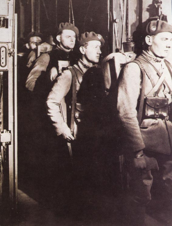 Ligne Maginot - ROCHONVILLERS - A8 - (Ouvrage d'artillerie) - Bloc 5
Le monte-charge du bloc: soldats du 168° régiment d'infanterie de forteresse.