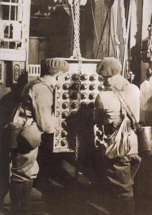 Ligne Maginot - ROCHONVILLERS - A8 - (Ouvrage d'artillerie) - Bloc 5
Un des deux monte-charges avec caisson de munition pendu sur monorail