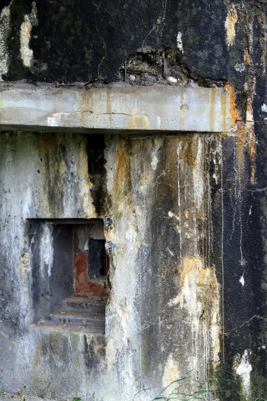 Ligne Maginot - 27/3 - FRIESENHEIM - (Casemate d'infanterie - Double) - Une créneaux pour fusil mitrailleur 24-29 - Martin Bildstein - www.panoramio.com