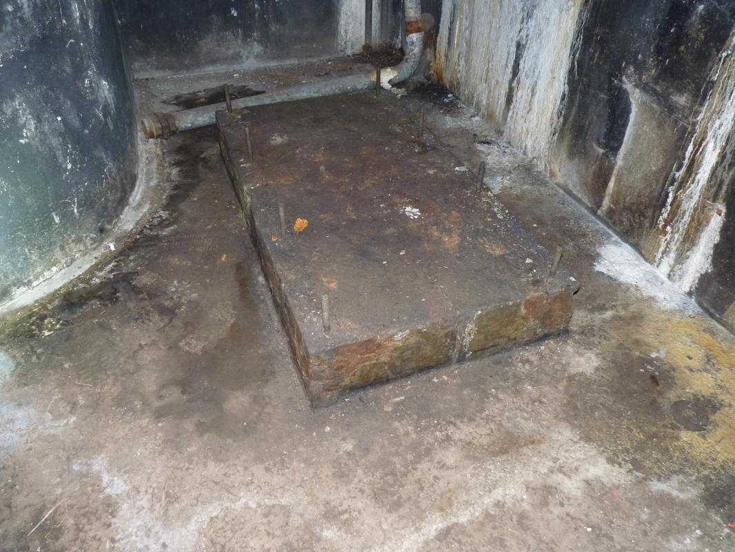 Ligne Maginot - BIESENBERG SOMMITALE - (Casemate d'infanterie - Simple) - Restes de l'usine électrique
le socle du groupe électrogène