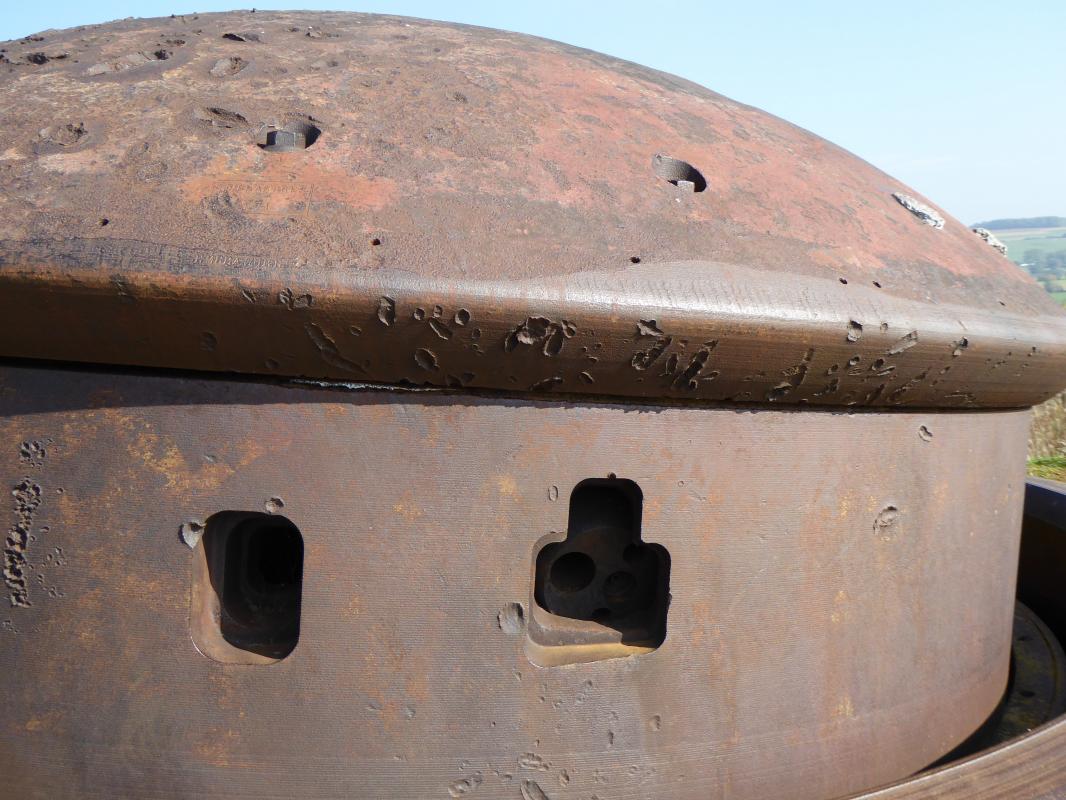 Ligne Maginot - LA FERTE - (Ouvrage d'infanterie) - Bloc 2
Tourelle pour deux AM
Détail de l'embrasure droite intacte