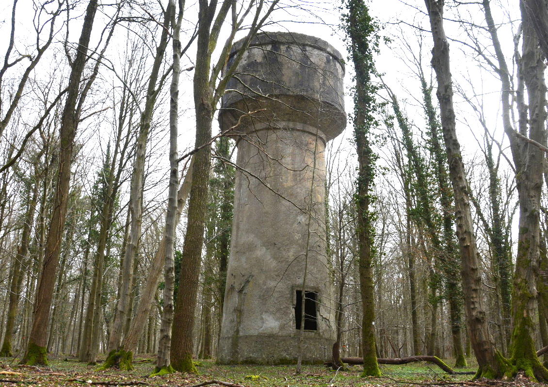 Ligne Maginot - RAUCOURT - (Camp de sureté) - Château d'eau du camp de Raucourt (59). Le gros-oeuvre est terminé mais la pompe n'a jamais été installée.