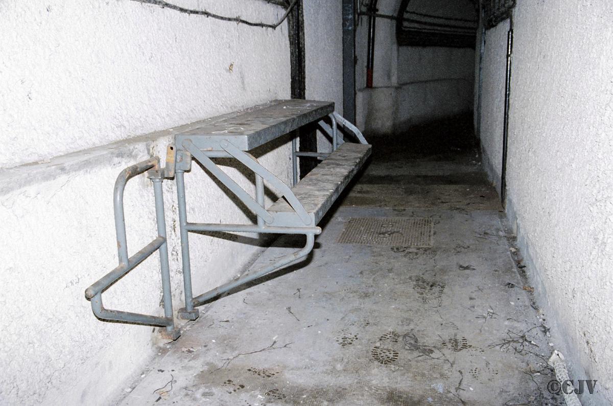 Ligne Maginot - HAUT POIRIER - (Ouvrage d'infanterie) - Table et banc rabattages destinés aux repas de la troupe