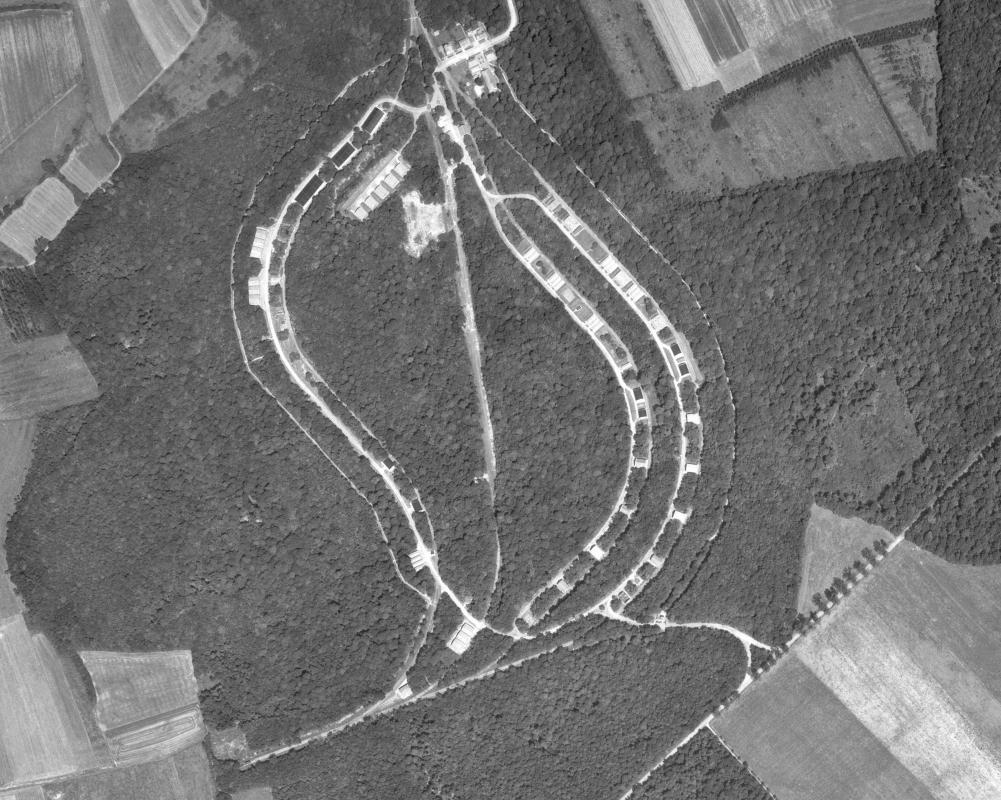 Ligne Maginot - RESSAINCOURT - DéPôT ARRIèRE - (Dépôt de Munitions) - Le dépôt en 1968.
On note des constructions supplémentaires et son bon entretien - IGN - Géoportail 1968