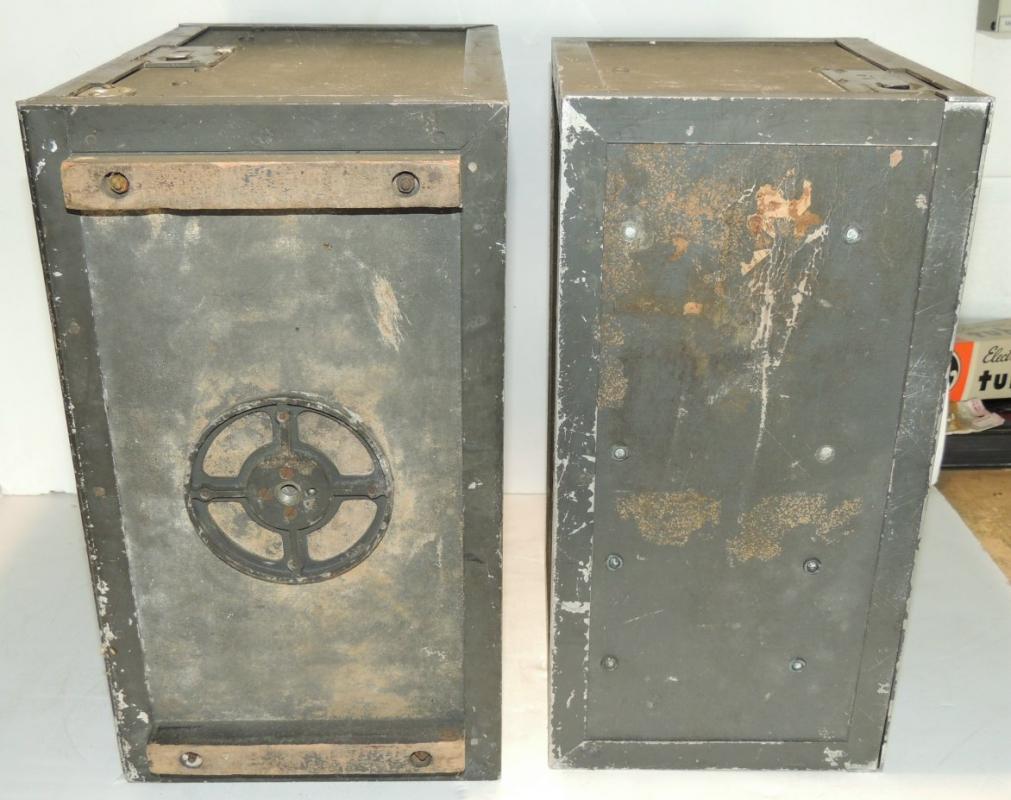 Ligne Maginot - Poste de radio ER 12 - Le poste de radio et sa valise d'accessoires. Noter le système de filetage permettant de monter le poste sur son trépied 