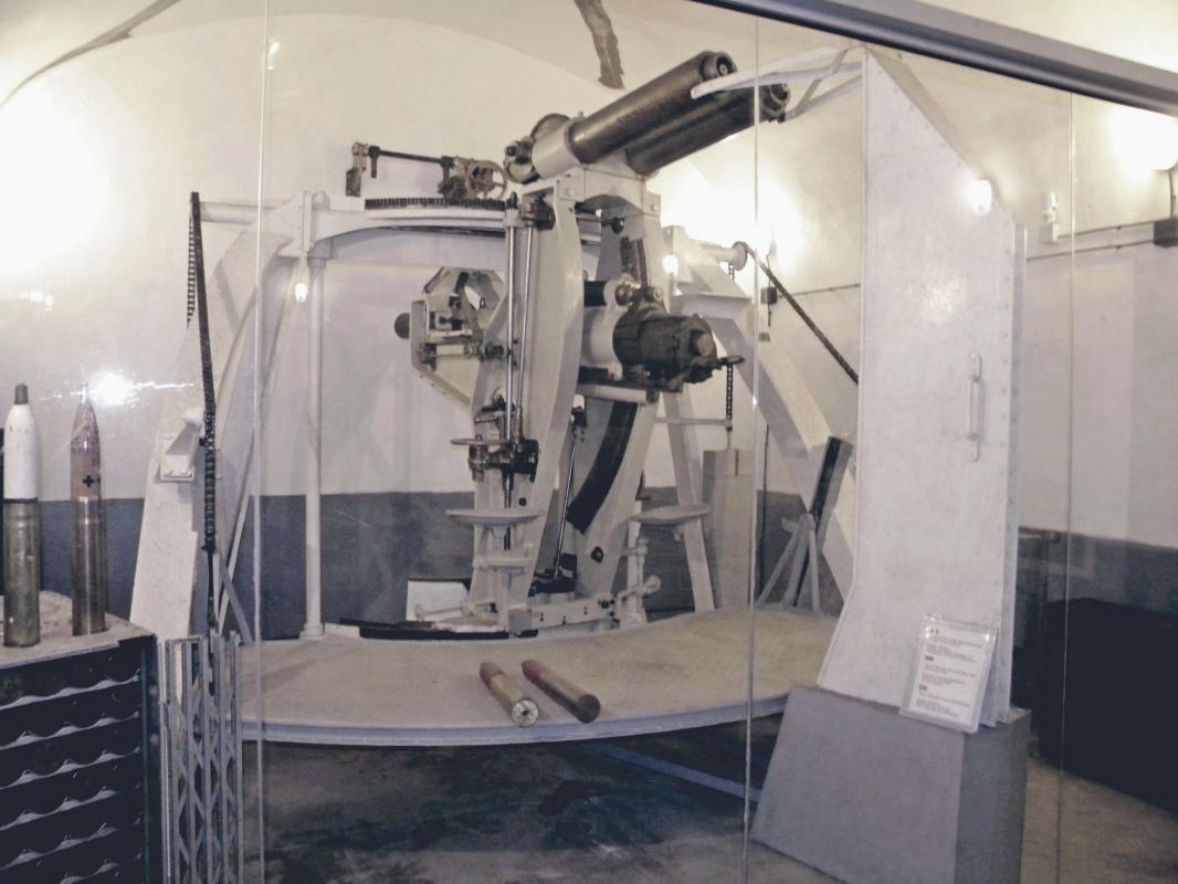 Ligne Maginot - Obusier de 75 de casemate mle 32 - Reconstitution de l'une des positions de tir de la casemate d'artillerie de l'ouvrage du Kobenbusch
Musée de l'ouvrage de Schoenenbourg