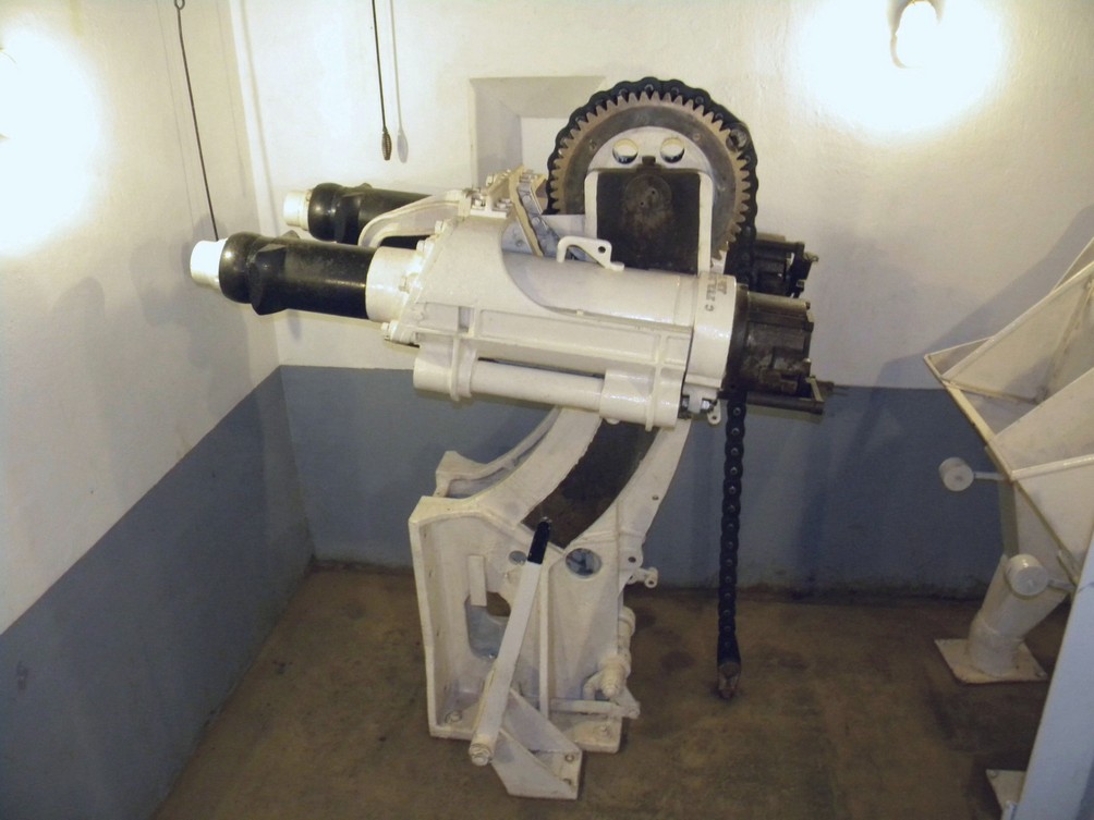 Ligne Maginot - Canon pour tourelle de 75 mm R 32 - Montage de deux tubes sur berceau prévu pour tourelle
Matériels provenant de l'ouvrage du Schiesseck
Musée de l'ouvrage de Schoenenbourg