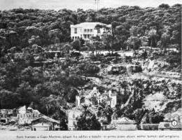 Ligne Maginot - CAP MARTIN - (Ouvrage d'artillerie) - Carte postale montrant l'ouvrage de Cap-Martin.
La légende précise : fort français de Cap-Martin, situé parmi les bois et les habitations. Au premier plan, les bâtiments détruits par l'artillerie, les blocs de l'ouvrage sont bien visibles au second plan.