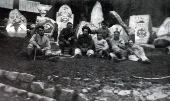 Ligne Maginot - GRANGES DE LA BRASQUE - CAMP DU TOURNAIRET - (Casernement) - Photo souvenir  devant  les pierres sculptés