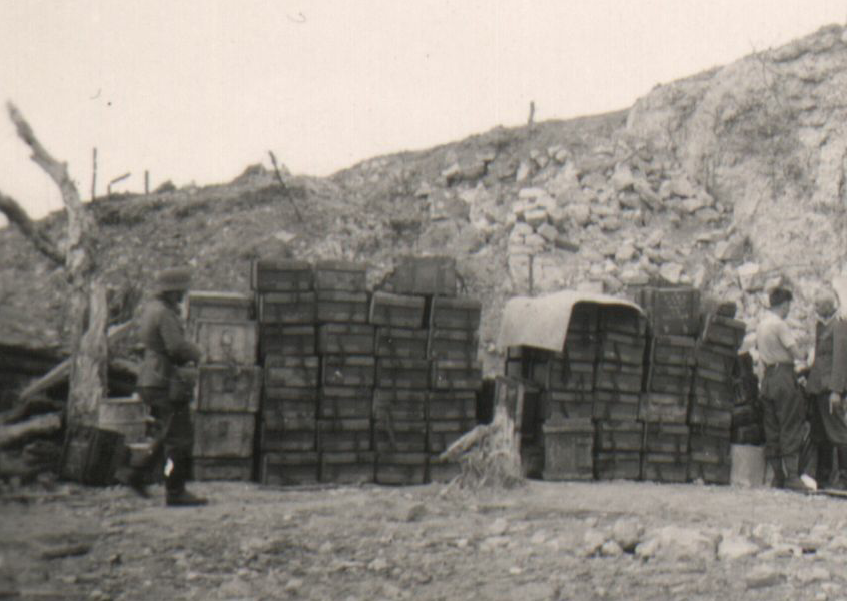 Ligne Maginot - LAUDREFANG - A37 - (Ouvrage d'infanterie) - Bloc 3
Juin ou juillet 1940
Lors d'une récupération de munitions
Noter les caisses bois pour munitions de mortier de 81mm