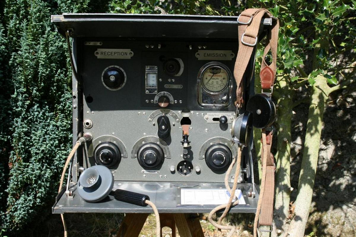 Ligne Maginot - Poste émetteur récepteur ER 22 - Détail de la face avant du poste