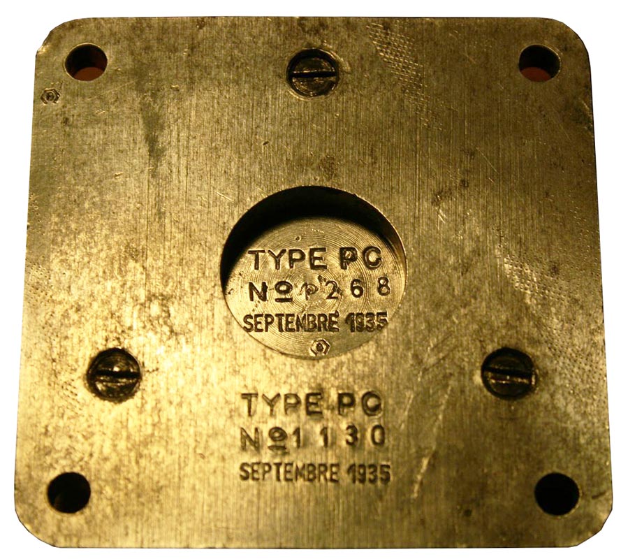 Ligne Maginot - Pendulette GEISMAR type PC - Vue de la face arriére avec les inscriptions 
sur le boitier et le socle support.
