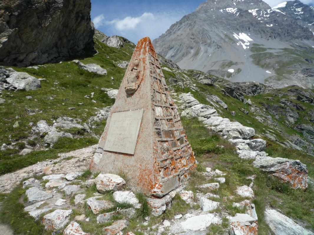 Ligne Maginot - VANOISE - (Ouvrage d'infanterie) - A proximité de l'ouvrage, que l'on distingue en arrière à droite, un monument