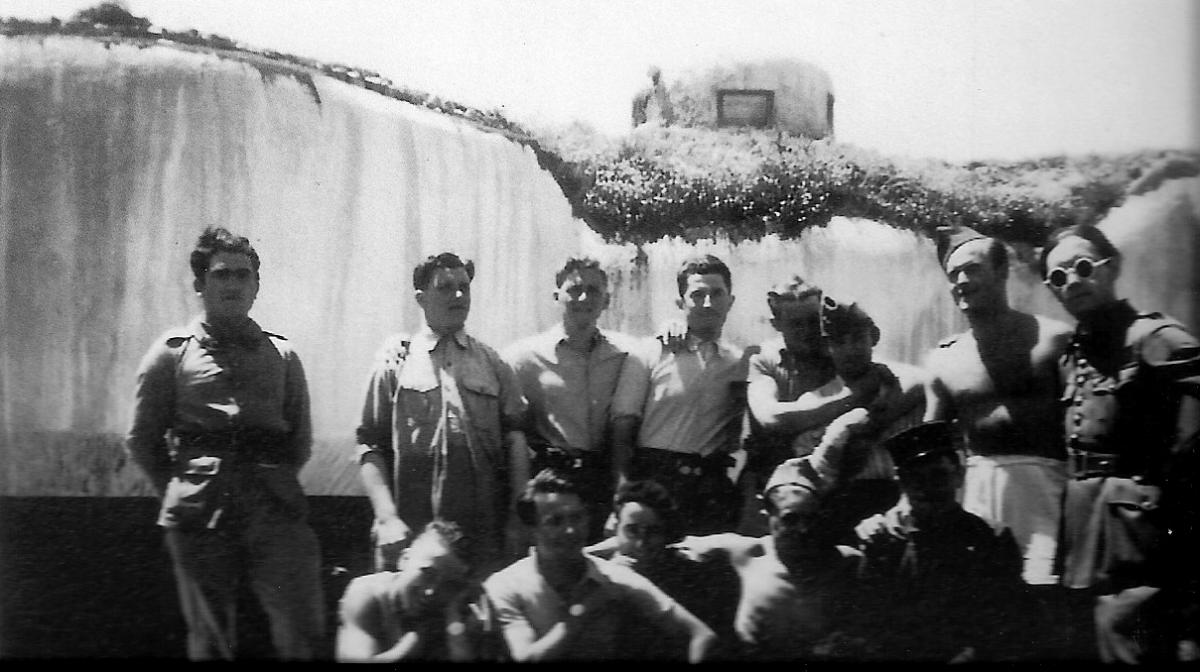 Ligne Maginot - FLAUT - (Ouvrage d'artillerie) - Une partie de l'équipage devant un  des blocs - inconnu