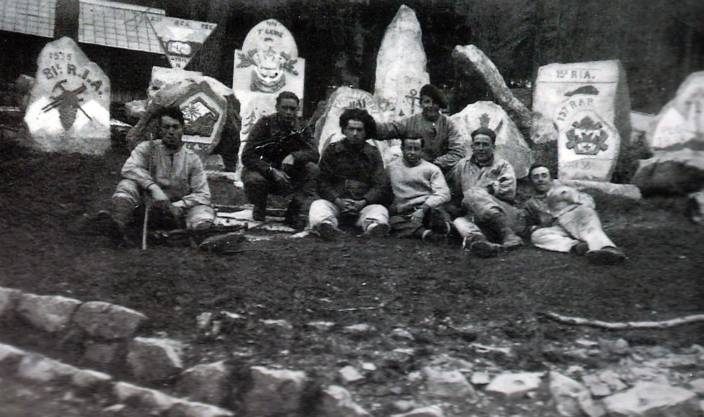 Ligne Maginot - GRANGES DE LA BRASQUE - CAMP DU TOURNAIRET - (Casernement) - Photo souvenir  devant  les pierres sculptés