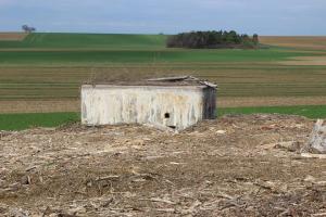 Ligne Maginot - DB340 - GRAVISSIERE - (Blockhaus pour canon) - Vue du coté, on distingue le haut de l'entrée pour le personnel surmonté d'une ouverture de ventilation. L'entrée pour le canon de 25 est sur la face à gauche.