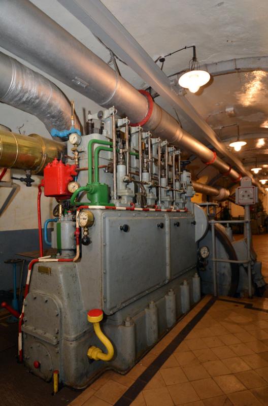 Ligne Maginot - Ouvrage d'artillerie de Schoenenbourg - L'un des groupes électrogènes à moteur Sulzer 4 KD 22 de l'usine électrique de l'ouvrage