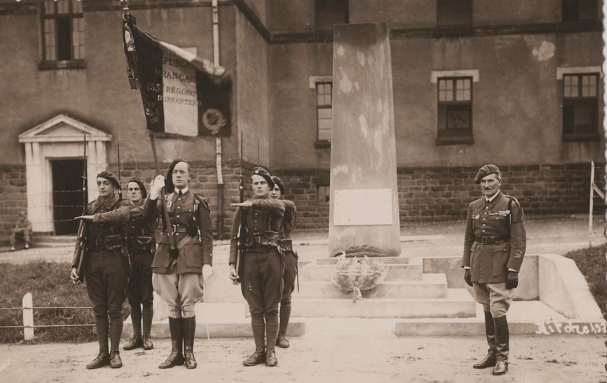 Ligne Maginot - ROHRBACH (QUARTIER DES OFFICIERS) - (Cité Cadres) - Prise d'armes vers 1936
lieutenant-colonel A. Alaurent
lieutenant Barral