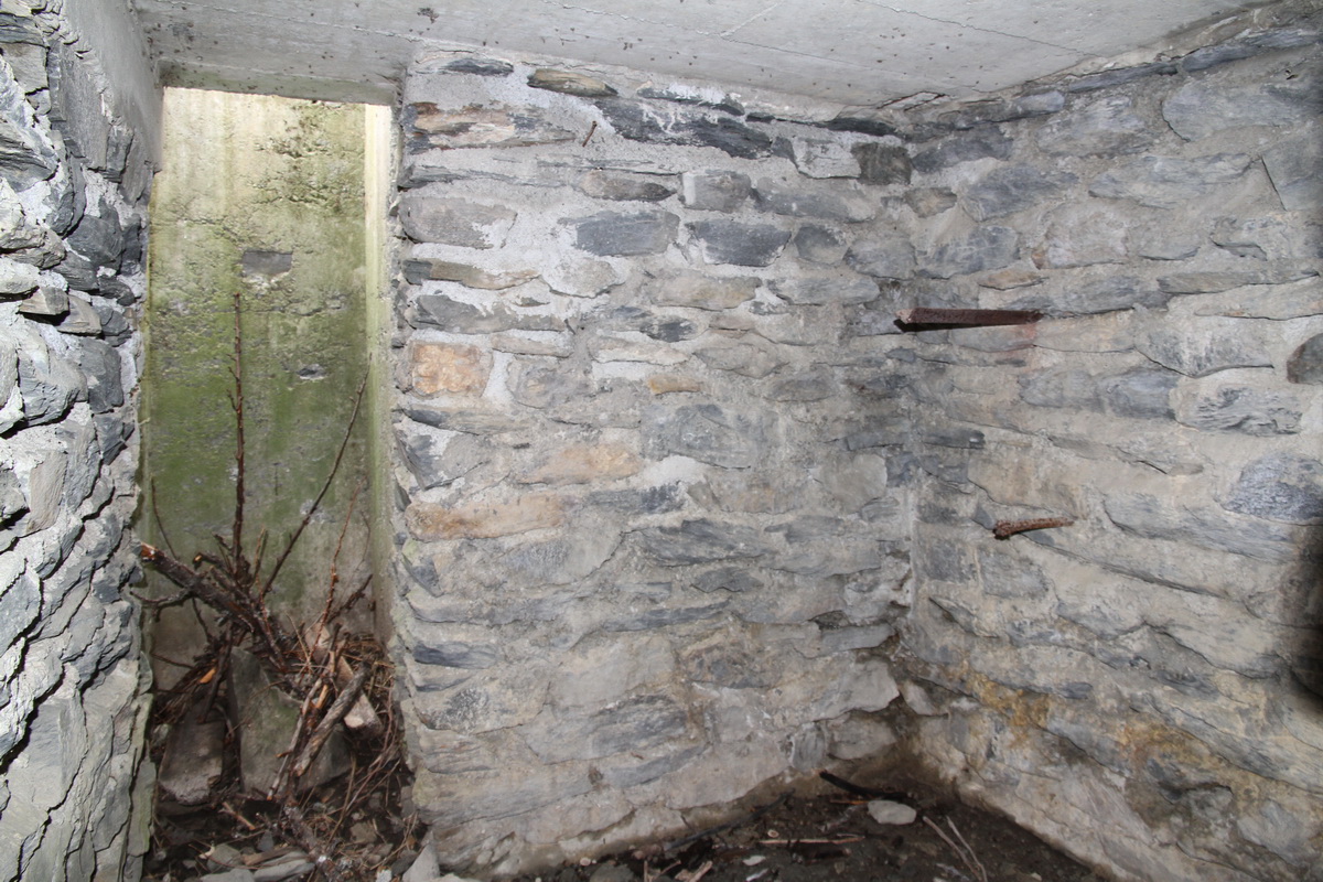 Ligne Maginot - VILLAROGER - HARICOT SUD 1 - (Blockhaus pour arme infanterie) - Petit local arrière avec puits de secours - Alain Perouffe