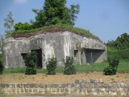 Ligne Maginot - B585 - RIEZ DE L'ERELLE - (Blockhaus pour canon) - Photo prise de la Route de Mons.