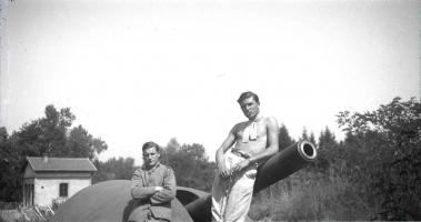 Ligne Maginot - BATTERIE DES PAYSANS - (Cuve pour canon) - Photo  prise en septembre 1939 et montrant l'une des pièces de la batterie et ses servants