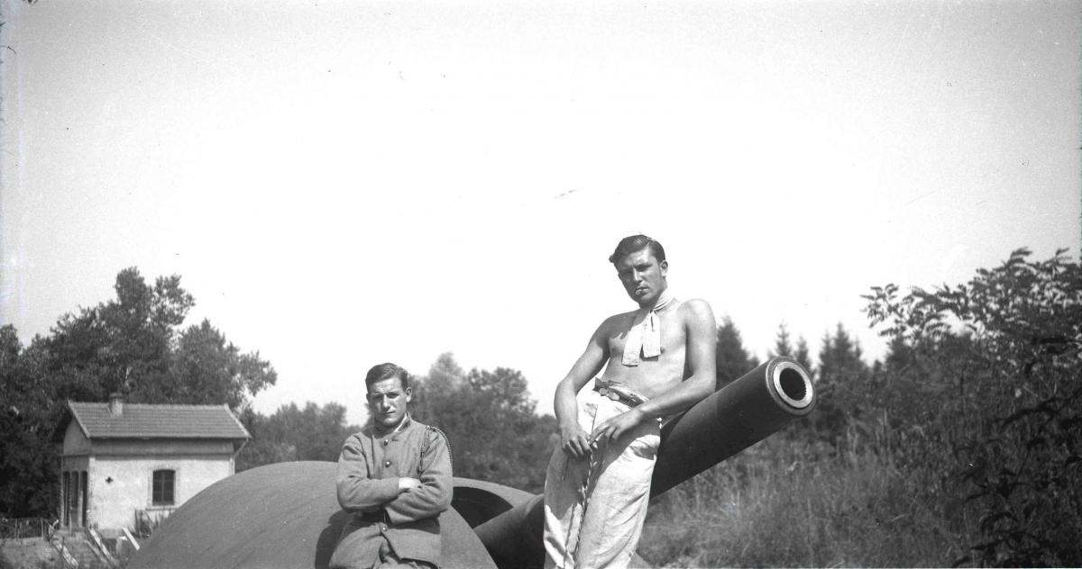 Ligne Maginot - BATTERIE DES PAYSANS - (Cuve pour canon) - Photo  prise en septembre 1939 et montrant l'une des pièces de la batterie et ses servants