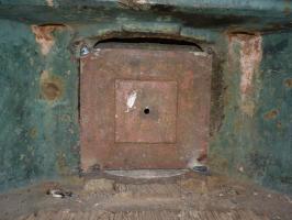 Ligne Maginot - SCHIESSECK - (Ouvrage d'artillerie) - Bloc 2
Créneau pour jumelage de mitrailleuses Reibel MAC 31 interchangeable avec un canon de 47 mm antichar