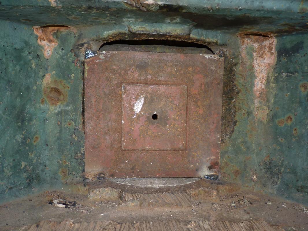 Ligne Maginot - SCHIESSECK - (Ouvrage d'artillerie) - Bloc 2
Créneau pour jumelage de mitrailleuses Reibel MAC 31 interchangeable avec un canon de 47 mm antichar