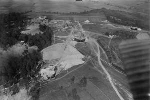 Ligne Maginot - GALGENBERG - A15 - (Ouvrage d'artillerie) - Les travaux de construction :
L'entrée hommes, la tourelle de 135 et l'observatoire.
Noter les baraques de chantier et l'usine à béton avec les voies de 60 vers les blocs