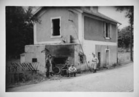 Ligne Maginot - STIRING-WENDEL (MF DE) - (Poste GRM - Maison Forte) - Là encore, les dégâts sur le blockhaus sont postérieurs au passage des troupes allemandes. Propagande ?