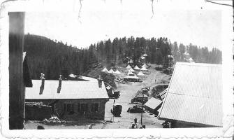 Ligne Maginot - CABANES VIEILLES - (Casernement) - Noter les tentes marabout sur le replat inférieur