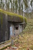 Ligne Maginot - BOIS DE CATTENOM - X14 - (Abri) - Vue sur l'entrée de droite et échappement des moteurs
NB :  cet échappement n'est pas d'origine. Les deux tubes émergeaient de la façade et crachaient directement dans le fossé