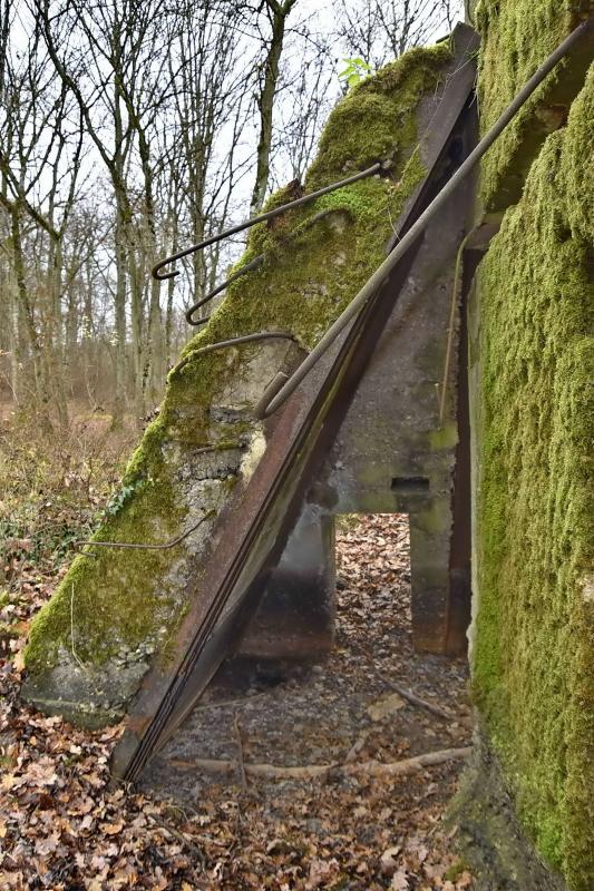 Ligne Maginot - CB228 - BOIS DE CATTENOM 01 - (Blockhaus pour canon) - L'appendice coté entrée des munitions, avec , au fond, l'ouverture en forme de porte