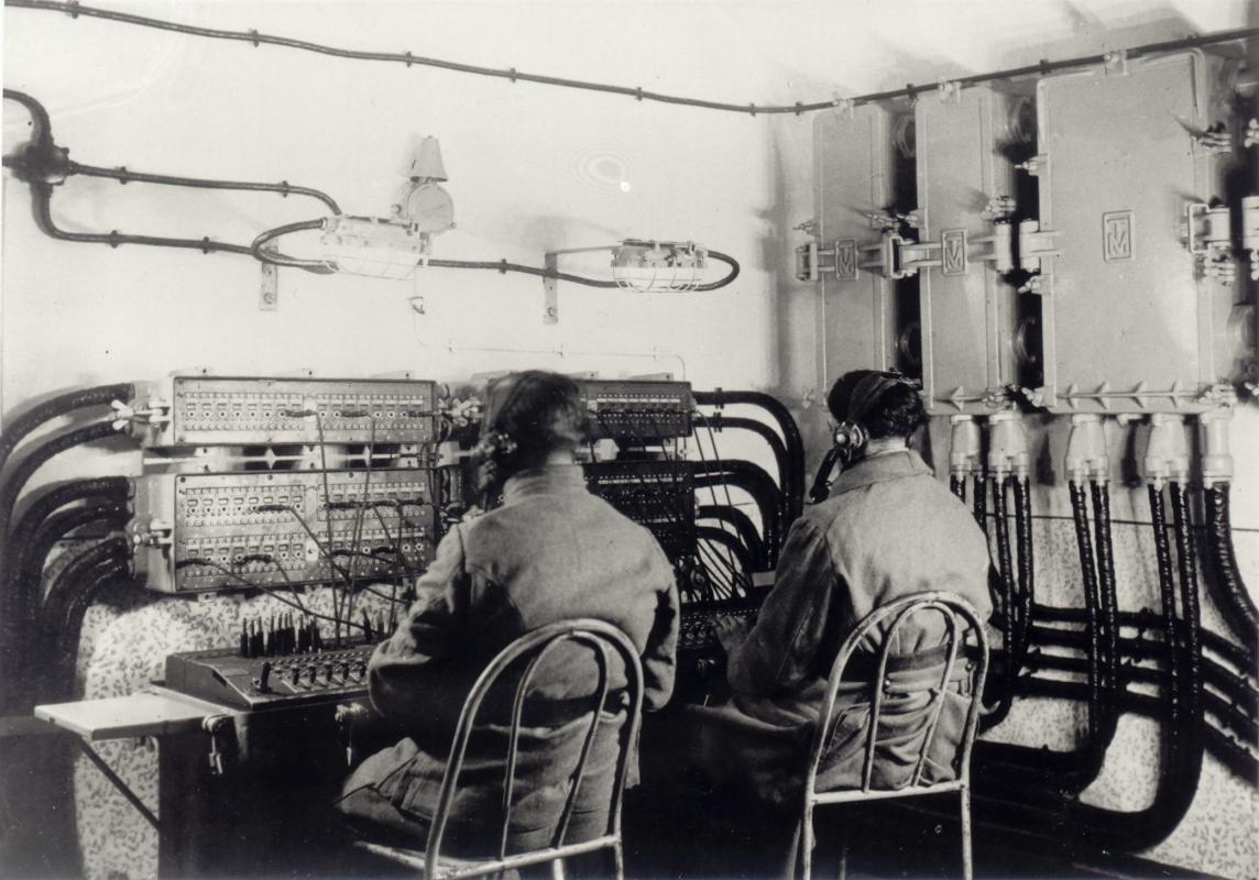 Ligne Maginot - ROCHONVILLERS - A8 - (Ouvrage d'artillerie) - Carte postale représentant un central téléphonique d'ouvrage, issu d'une série de photos prises à Rochonvillers