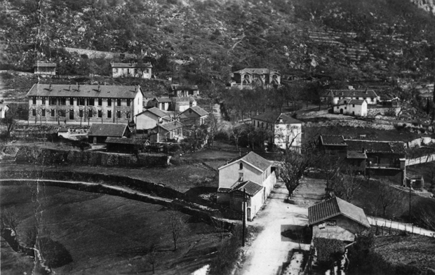 Ligne Maginot - COL SAINT JEAN - (Casernement) - Carte postale du Col Saint Jean début des année 1930.
Vue plus détaillée de la caserne, il y manque toutefois plusieurs bâtiments de la caserne qui figurent désormais sur la vue de la caserne prise depuis le fort Suchet en août 1940.