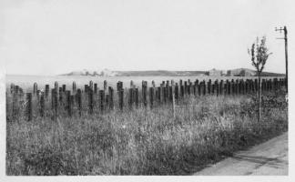 Ligne Maginot - SIMSERHOF - (Ouvrage d'artillerie) - De gauche à droite les blocs 6 et 4 vus depuis la route
Photo antérieure à 1944
Noter les pieux rajoutés au niveau du réseau antichar.