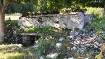 Ligne Maginot - GRANGES MICHEL - (Blockhaus pour arme infanterie) - Entrée latérale du bloc. A noter le rajout d'une dalle au-dessus de l'accès.