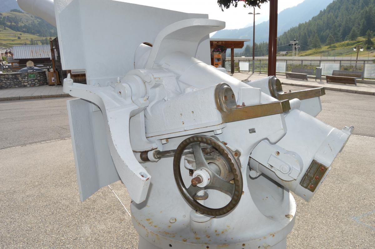 Ligne Maginot - MONTGENEVRE COL - CANON DE 95 DE CôTE POUR BLOC 8 DU JANUS - (Divers) - Canon de 95mm de côte semblable à ceux du  bloc 8 du JANUS visible au col du Montgenèvre
Seul le bouclier provient de l'ouvrage