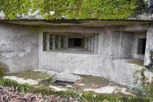 Ligne Maginot - PA DE SIERENTZ OUEST 2 - (Blockhaus pour arme infanterie) - Les  créneaux de tir, à gauche pour mitrailleuse, à droite pour FM