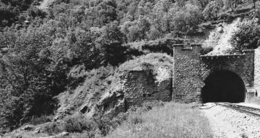 Ligne Maginot - GIGNE NORD ( TUNNEL DE ) - (Blockhaus pour arme infanterie) - Vu des entrées des tunnels de Gigne et Caranca, partiellement effondrées
