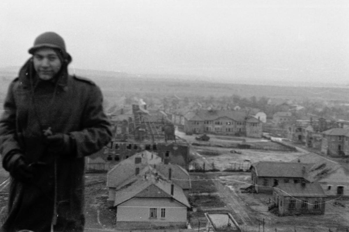 Ligne Maginot - SAINT JEAN ROHRBACH - (Camp de sureté) - Le casernement vu en 1944-1945.
Noter l'état de délabrement de la plupart des bâtiments. La photo a probablement été prise du haut du château d'eau desservant le camp. - Inconnu
