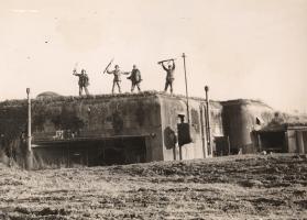 Ligne Maginot - KOENIGSBRUCK NORD - (Casemate d'infanterie) - Soldats de la 7th Army (Gal Patton) sur la casemate en 1944. 
La légende initiale de cette photo publiée le 20 12 1944 par la presse est 