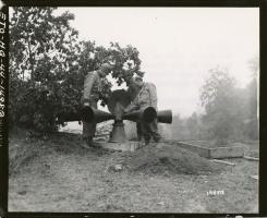 Ligne Maginot - ROCHONVILLERS - A8 - (Ouvrage d'artillerie) - La légende de la photo originale indique que 'Cette sirène, élément du système d'alerte au gaz d'origine de la ligne Maginot, est inspecté par des officiers US et Français sur la ligne Maginot proche d'Angevillers, France.'

Sa localisation et son origine (mise en place par les Allemands pendant l'occupation ?) restent à préciser.
SC 194513, Credit NARA.