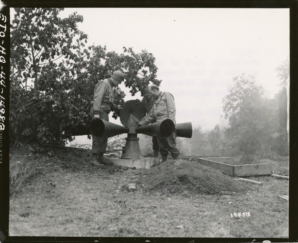 Ligne Maginot - ROCHONVILLERS - A8 - (Ouvrage d'artillerie) - La légende de la photo originale indique que 'Cette sirène, élément du système d'alerte au gaz d'origine de la ligne Maginot, est inspecté par des officiers US et Français sur la ligne Maginot proche d'Angevillers, France.'

Sa localisation et son origine (mise en place par les Allemands pendant l'occupation ?) restent à préciser.
SC 194513, Credit NARA.
