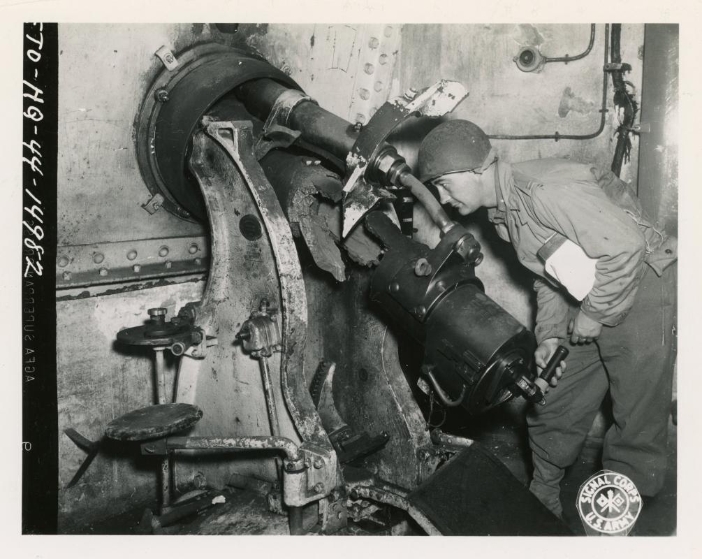 Ligne Maginot - ROCHONVILLERS - A8 - (Ouvrage d'artillerie) - Bloc 5
Le Capt. M H Henry inspectant le tube de 75 mle 29 détruit par un accident de tir en 1940.

Photo Signal Corp ETO HQ 44 14982 du 15 sept 1944
Capt. Henry, Ordnance, XX Corps.
SC 194512, Credit NARA.
