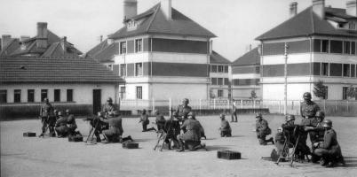 Ligne Maginot - QUARTIER CHEVERT (GRM) - (Casernement) -  La caserne sous l'occupation. 
Entrainement de la ordnungspolizei.