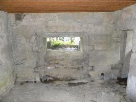 Ligne Maginot - 220 - WADELINCOURT NORD-EST - (Blockhaus pour canon) - Face droite (entrée A/C). Notez que c'était bloqué avec du beton, donc utilisé comme créneau mitrailleuse/FM