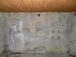 Ligne Maginot - 220 - WADELINCOURT NORD-EST - (Blockhaus pour canon) - Face frontale. Notez qu'il y a aucun évidence de dommage à l’intérieur après peut-être un trentaine d'éclats d'obus de 88mm  à l’extérieur sur ce face.