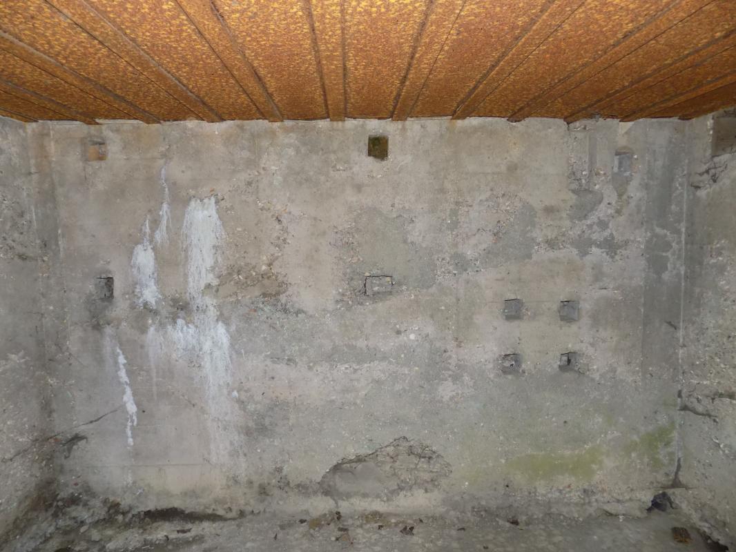 Ligne Maginot - 220 - WADELINCOURT NORD-EST - (Blockhaus pour canon) - Face frontale. Notez qu'il y a aucun évidence de dommage à l’intérieur après peut-être un trentaine d'éclats d'obus de 88mm  à l’extérieur sur ce face.