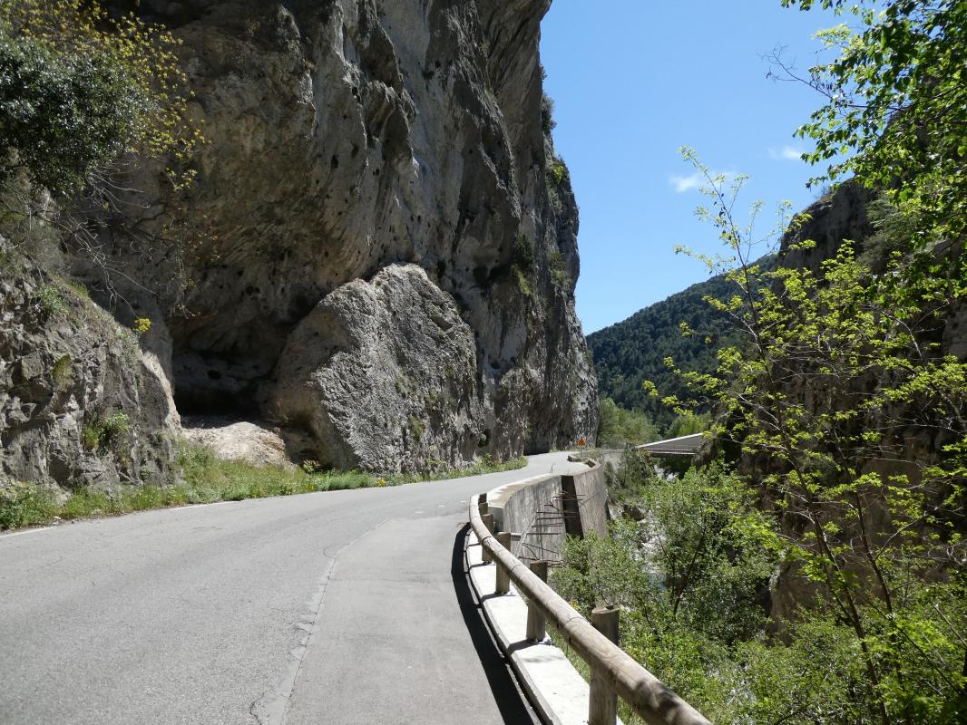 Ligne Maginot - SANTA AUGUSTA AVAL - (DMP - Dispositif de Mine Permanent) - La chiuse prévue mais non réalisée se serait située juste là : partie tirant vers l'amont situé dans la falaise au centre, et partie tirant vers l'aval située dans la falaise de l'autre rive.